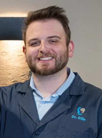 Portrait of Joshua Gille on the homepage of the dental practice