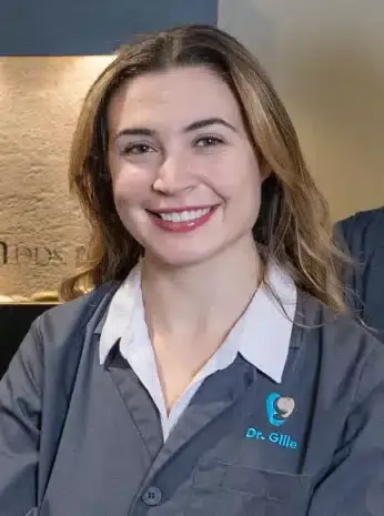 Portrait of Madeline Gille on the homepage of the dental practice